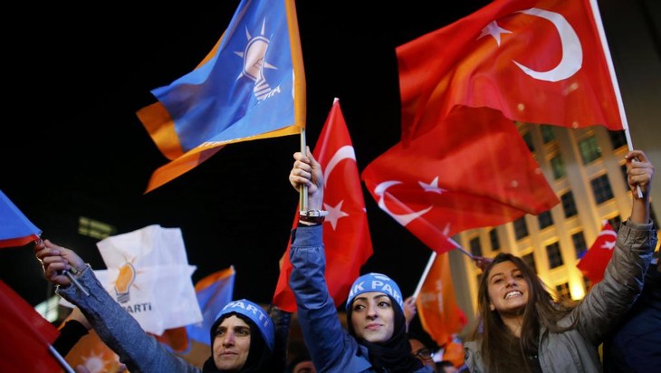 Législatives en Turquie: vers une majorité absolue pour l'AKP - ảnh 1